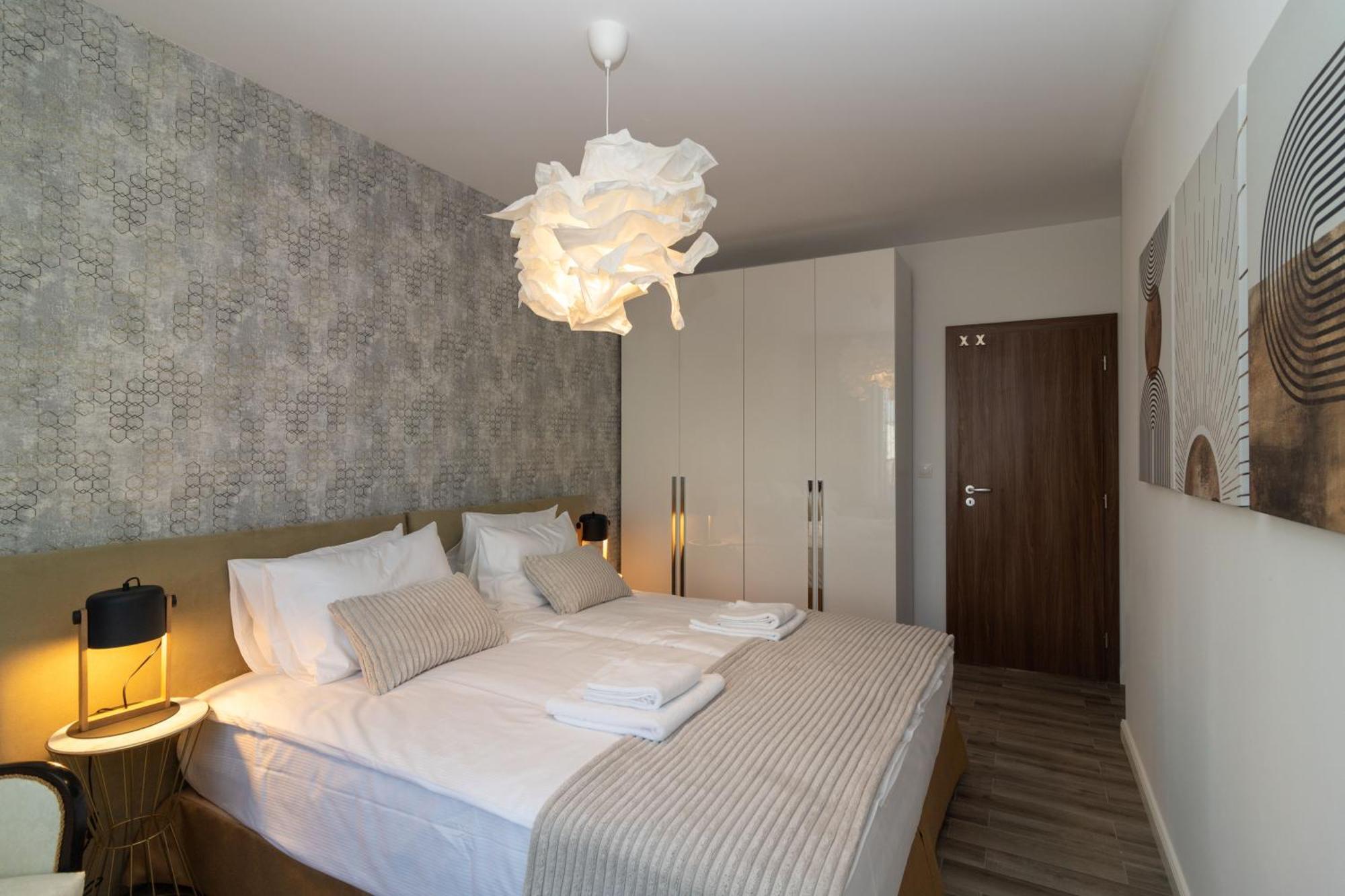 Апартамент Contemporary Charm In Old *
